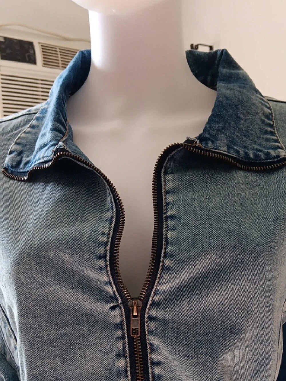 Cropped Blue Denim Zip-Front Jacket - Picture 15 of 16